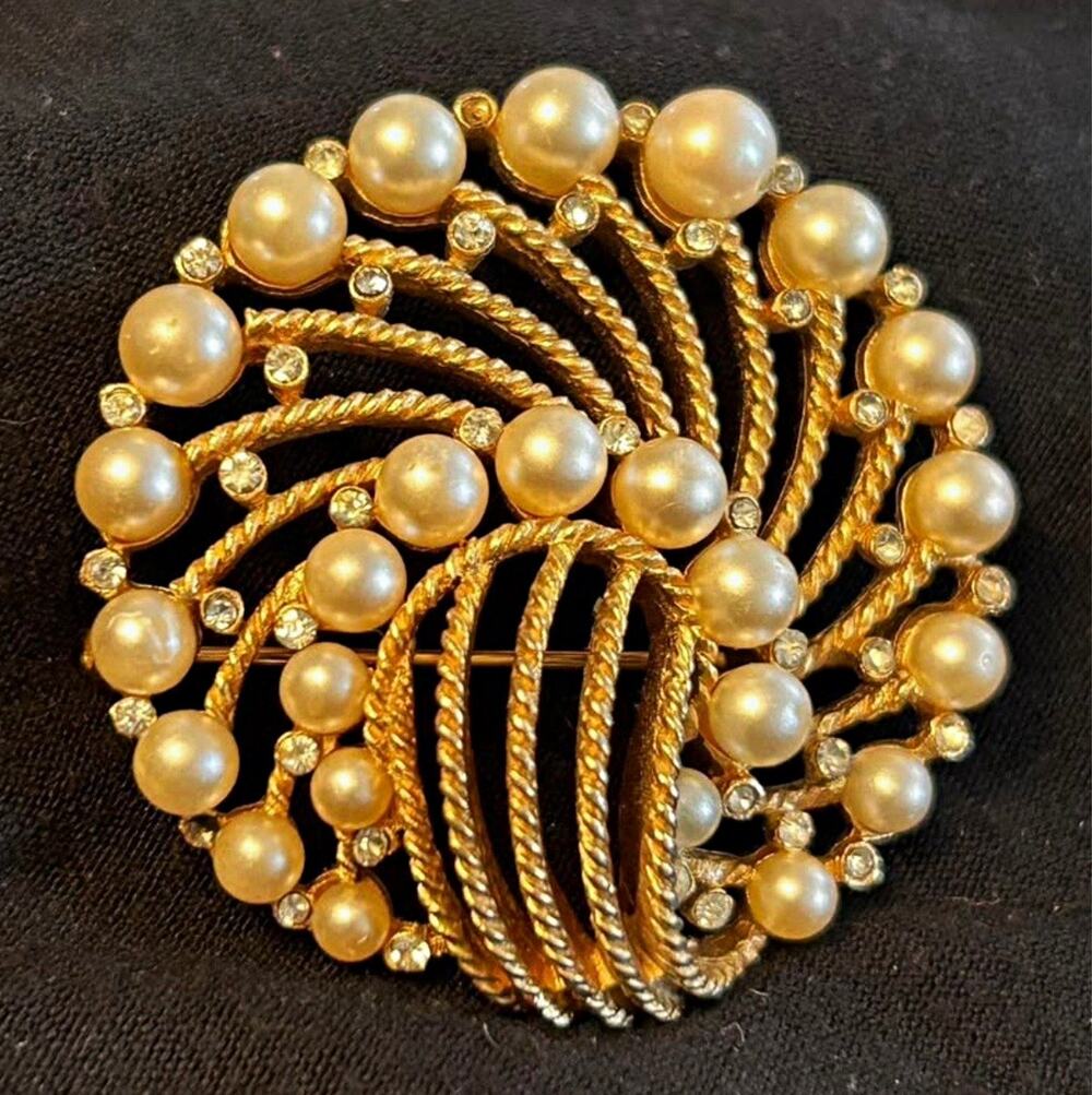 Vintage Signed TRIFARI Faux Pearl Rhinestone Gold Tone Swirl Brooch Pin